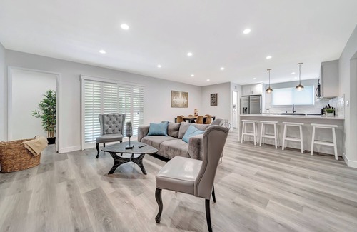 West Hills House | Beautiful 5BR House W/2 King Beds & Jacuzzi!