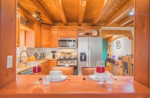 North Valley House | Beautiful and fun 5 bedroom house with a hot tub, arcade games and lots of room.