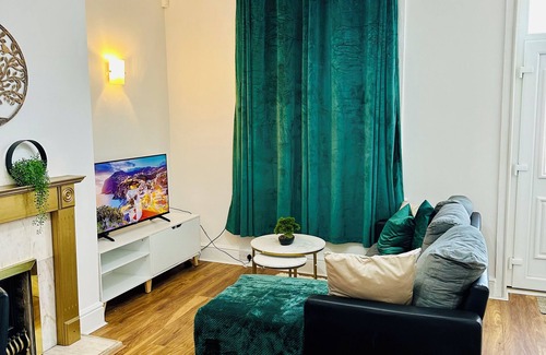 Stanley House | Beautiful and Stylish 2Bed House near City Centre and Pinderfield Hospital