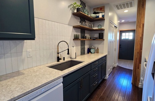 Ellensburg House | Beautiful and unique 1 bedroom home close to downtown with hot tub!