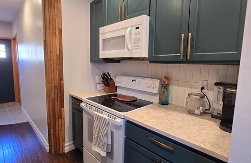 Ellensburg House | Beautiful and unique 1 bedroom home close to downtown with hot tub!