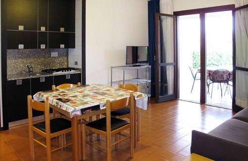 Crociale Apartment | Beautiful apartment for 4 people with WIFI, pool, A/C, TV, terrace, pets allowed and parking