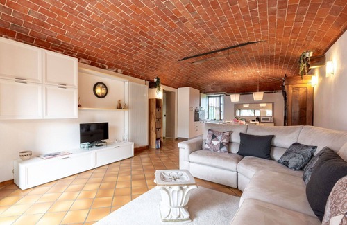 Castell'Alfero Apartment | Beautiful apartment for 4 guests with pool, WIFI, TV, patio, pets allowed and parking