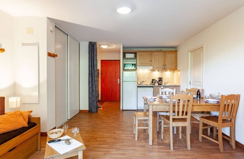 Les Bottieres Apartment | Beautiful apartment for 6 guests with pool, internet, TV, balcony and parking