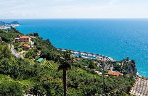 Finale Ligure Apartment | Beautiful apartment for 5 guests with A/C, WIFI, TV, patio and parking