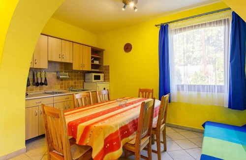 Balatonszarszo Apartment | Beautiful apartment for 10 people with WIFI, A/C, TV, terrace and parking
