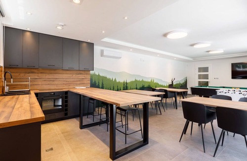 Balatonszarszo House | Beautiful apartment in villa for 12 people with A/C, hot tub, WIFI, TV, patio and parking