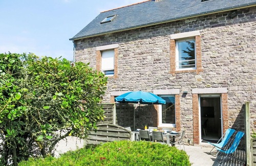 Pleherel-Plage-Vieux-Bourg House | Beautiful apartment in villa for 4 guests with WIFI, TV, terrace, pets allowed and parking