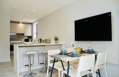 Westbourne Apartment | ⭐ Beautiful Apartment Near the BEACH +Netflix