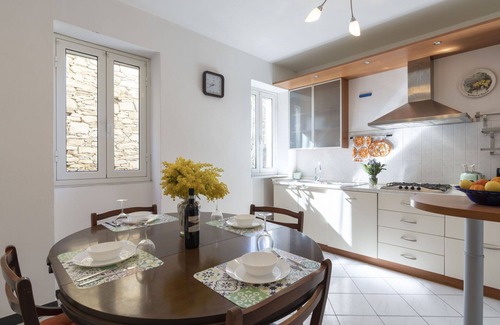 Villa Viani Apartment | Beautiful apartment for 6 guests with WIFI and pets allowed