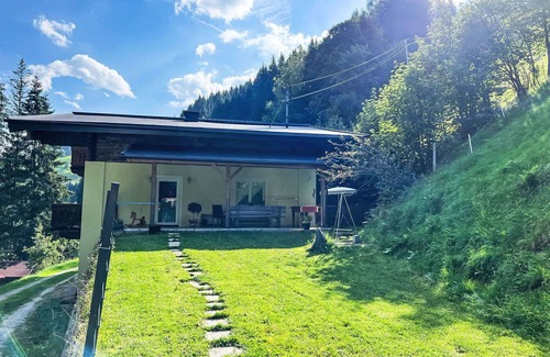 Hollersbach im Pinzgau Apartment | Beautiful apartment for 14 guests with WIFI, TV, terrace and parking