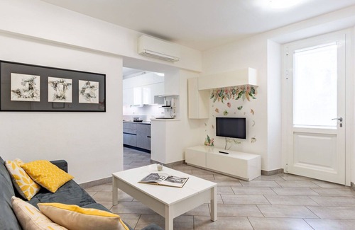 Bellano Apartment | Beautiful apartment for 4 people with A/C, WIFI, patio and pets allowed