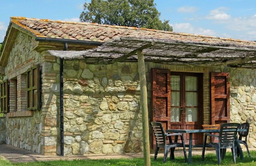 Pomarance Apartment | Beautiful apartment for 4 guests with WIFI, pool, TV, patio, pets allowed and parking