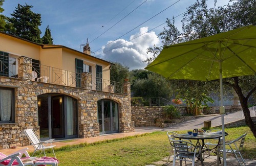 Costa dʼOneglia Apartment | Beautiful apartment for 6 people with WIFI, A/C, TV, patio, pets allowed, panoramic view and par...