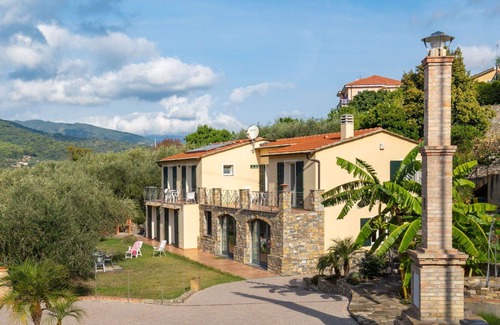 Costa dʼOneglia Apartment | Beautiful apartment for 6 people with WIFI, A/C, TV, patio, pets allowed, panoramic view and par...
