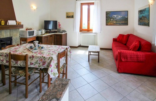 Cremia Apartment | Beautiful apartment for 4 people with TV and balcony