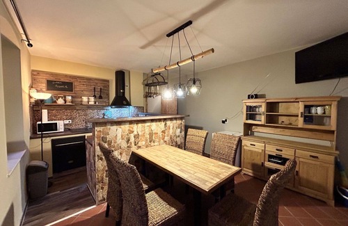 Grossschoenau Apartment | Beautiful apartment for 5 people with WIFI, hot tub, TV, patio, pets allowed and parking