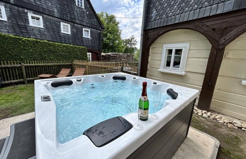 Grossschoenau Apartment | Beautiful apartment for 5 people with WIFI, hot tub, TV, patio, pets allowed and parking