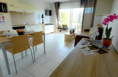Azille Apartment | Beautiful apartment for 2 guests with WIFI, pool, TV, terrace, pets allowed and parking