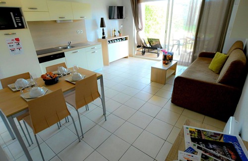 Azille Apartment | Beautiful apartment for 2 guests with WIFI, pool, TV, terrace, pets allowed and parking