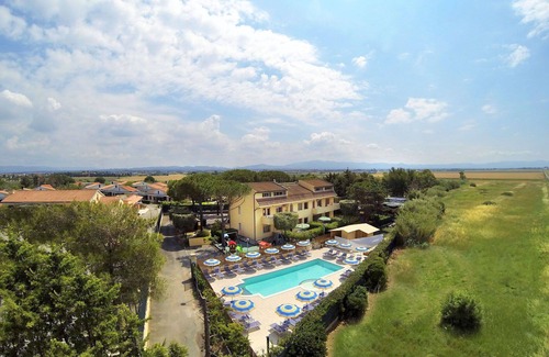 Marina di Cecina Apartment | Beautiful apartment for 6 people with pool, A/C, WIFI, TV, patio, pets allowed and parking