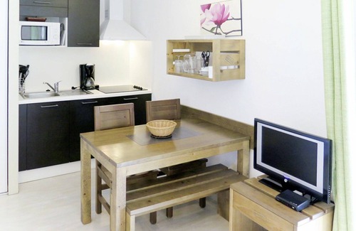 Aureilhan Apartment | Beautiful apartment for 4 people with pool, WIFI, TV, terrace, pets allowed and parking