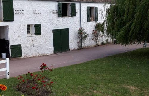 Autouillet Apartment | Beautiful apartment in a 16th-century estate