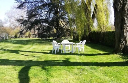 Autouillet Apartment | Beautiful apartment in a 16th-century estate