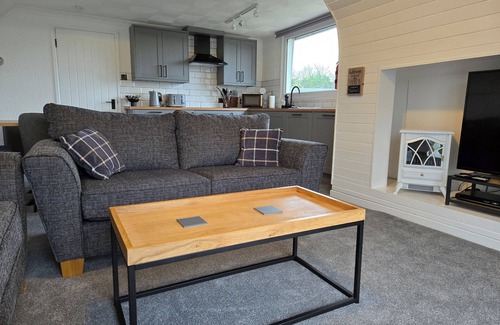 Kilgetty Apartment | Beautiful apartment with private pool near Tenby (Free Wifi)