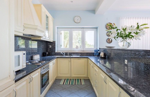Mali Ston Apartment | Beautiful apartment for 4 guests with hot tub, WIFI, A/C, TV, terrace and parking
