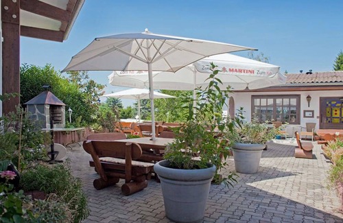 Bad Emstal House | Beautiful apartment in villa for 3 guests with pool, WIFI, TV, terrace, pets allowed and parking