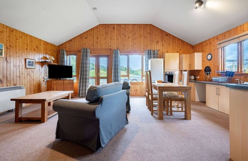 Glen Urquhart House | Beautiful apartment in villa for 6 guests with WIFI, TV, pets allowed and parking