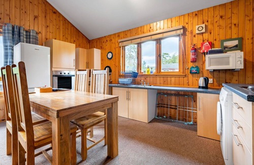Glen Urquhart House | Beautiful apartment in villa for 6 guests with WIFI, TV, pets allowed and parking