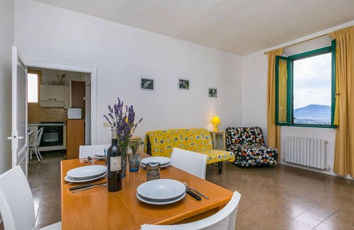 Follonica Villa | Beautiful apartment in villa for 6 guests with WIFI, pool, TV, patio and pets allowed