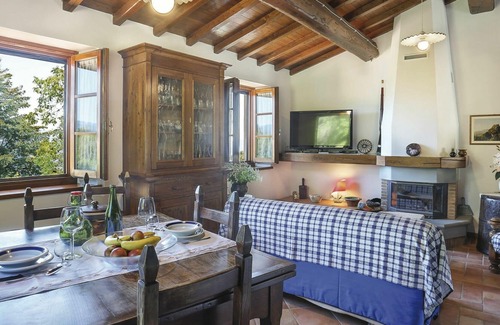 Molazzana Villa | Beautiful apartment in villa for 2 guests with WIFI, pool, TV, patio and parking