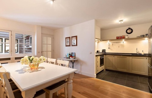 Grachtengordel-West Apartment | Beautiful apartment at one of the most desirable locations on the famous Prinsengracht.