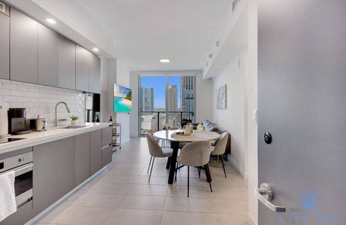 Downtown Miami Condo | Beautiful Apartment w/Private Balcony + Pool