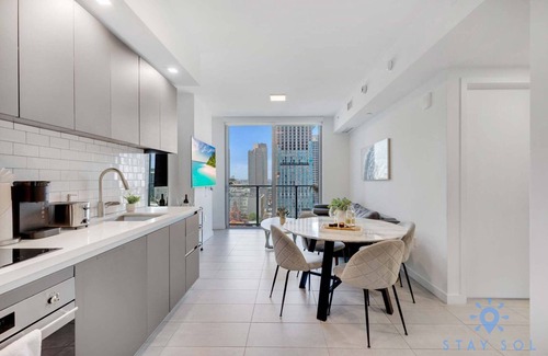 Downtown Miami Condo | Beautiful Apartment w/Private Balcony + Pool