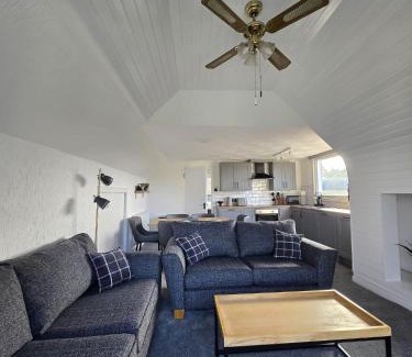 Kilgetty Apartment | Beautiful apartment with private pool near Tenby