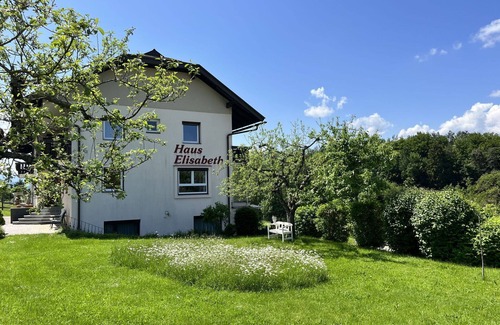 Augsdorf Apartment | Beautiful apartment for 6 guests with WIFI, TV, balcony and parking