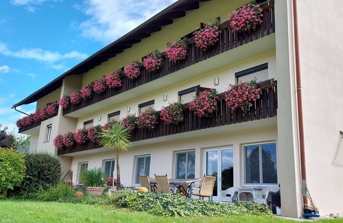 Augsdorf Apartment | Beautiful apartment for 6 guests with WIFI, TV, balcony and parking