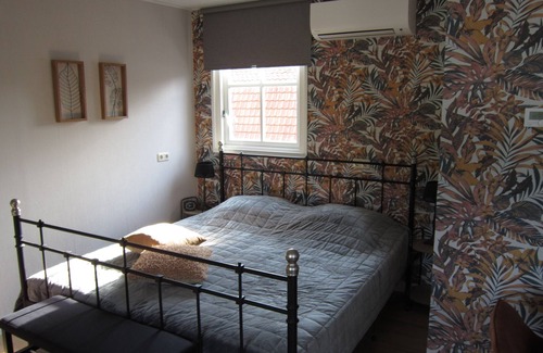 Bovenkarspel Bed & Breakfast | Beautiful b&b/vacation home located on a large garden surrounded by water.