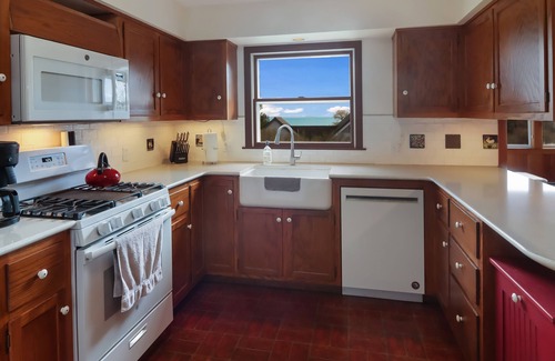 Omena House | Beautiful Bayview 3 bedroom, 3 bath home/walking distance to beach. Sleeps 9.