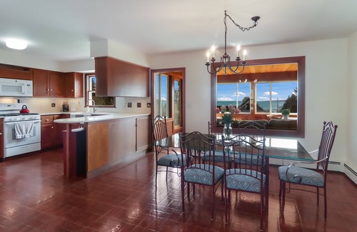 Omena House | Beautiful Bayview 3 bedroom, 3 bath home/walking distance to beach. Sleeps 9.