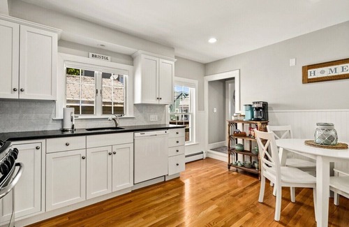 Bristol Cottage | Beautiful Beach Cottage in Downtown Bristol
