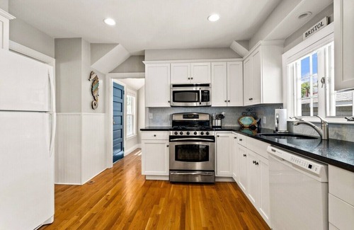 Bristol Cottage | Beautiful Beach Cottage in Downtown Bristol