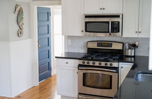 Bristol Cottage | Beautiful Beach Cottage in Downtown Bristol