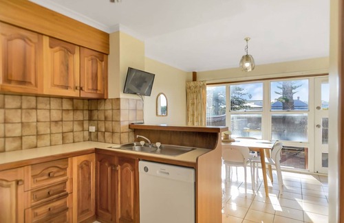 Victor Harbor House | Beautiful Beach Front Townhouse