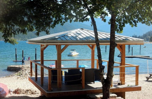 Nelson Cabin | Beautiful Beach front cottage near Nelson, BC