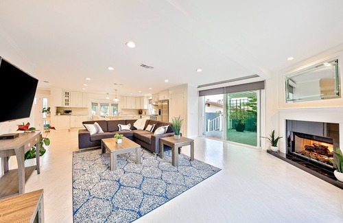 Olde Carlsbad House | Beautiful Beach Getaway, Water Views, Walk to Ocean + Dining